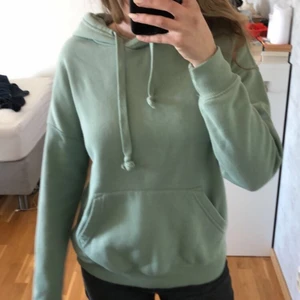 ljusgrön hoodie - hoodie i jättefin grön färg som passar perfekt till sommar kvällar! säljes pågrund av att jag har en nästan exakt likadan!💕
