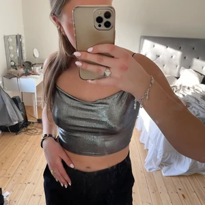 Silvrig topp - Super fin silvrig topp/linne✨ super fint skick och passar till fest och glittertema, storlek xs men passar också mig som ofta är storlek m, mycket stretchig i materialet❤️‍🔥 köparen står för frakt
