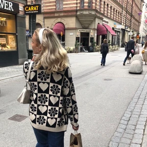 ZARA CARDIGAN  - Supersnygg SLUTSÅLD kofta från Zara!!! Har valt att sälja då jag inte använder den så mycket. Nypris var 400kr🦆🦆🦆 ⭐️buda gärna i kommentarerna⭐️