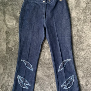 Vida jeans med unika detaljer - Nyinköpta jeans som tyvärr inte passade på mig. Jättesnygga, vida, stretchiga i jeansmaterialet. De har unika detaljer under knäna och nedåt! Passar perfekt  i längden på mig som är 168cm. 