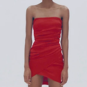 Röd klänning - Säljer denna sjukt snygga klänning från zara❤️ sitter så fint på och passar perfekt nu till sommaren!! Endast använd en gång. Hör av dig vid intresse❤️ (Andra bilden är lånad av Alice.idh)