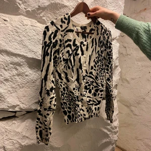 Kofta strl 36 - Oanvänd kofta från H&M strl 36. Hämtas hemma hos mig på Kungsholmen eller skickas mot frakt 