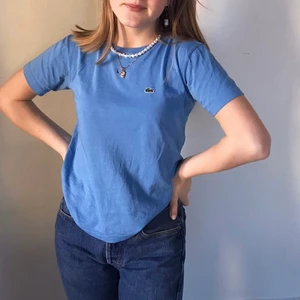 lacoste babytee - superfin blå babytee från lacoste i bra skick. den är även väldigt skön. + frakt. 