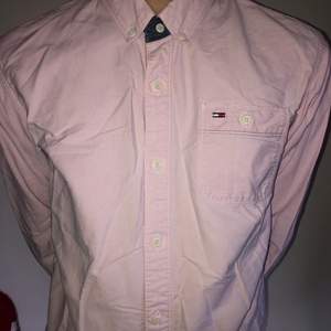 Rosa skjorta från Tommy Hilfiger Denim, storlek small, stort sett nyskick, stryks innan frakt