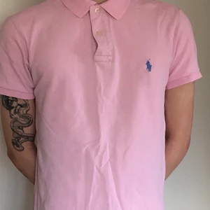 Ralph Lauren piké - Fräsch piké från RL, custom fit. Perfekt skick, tvättas och stryks självklart innan köp. Tar swish, DM för mer bilder