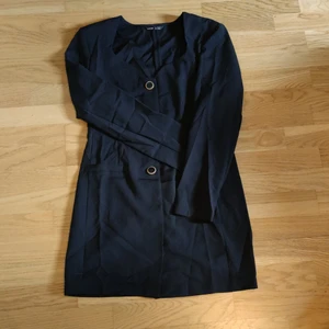 Vacker svart klänning, Size S/M - Super vacker svart klänning från SheIn, Aldrig använt! Frakt ej inkluderat men priser går att diskutera 👍(skriv till mig kring fler frågor o bilder)