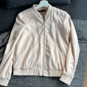 Tunn Bombar jacka  - Från zara rosa/beige strl S 