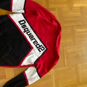 Dsq2 styckad tröja  - Stl S som ny 