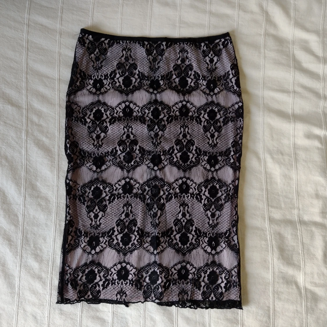 Ljusrosa pennkjol med svart spets - lace skirt  - 90