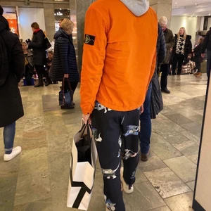 Soulland byxor - Soulland byxor. Använda ungefär lika många gånger som man kan räkna på en hand. Ena fickan har lossnat lite i sömmen, men det borde man kunna sy ihop.