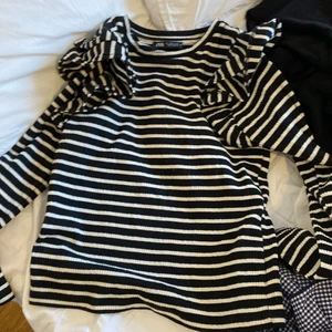 Zara tröja - Zara tröja svart och vit💞har används typ 2 gånger. Säljer för att den inte kommit så mycket till användning. Köpte för ungefär 1 månad sen