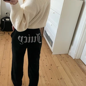 Juicy couture byxa - Jätte fina byxor från juicy couture i nyskick! Endast använda 2 gånger, säljer pågrund av att de inte kommer till användning☺️ alla stenar sitter kvar och passar mig bra som vanligtvis är en xs, lite uppsydda hos en skräddare men är fortfarande lite långa för mig som är 158, nypris 1000kr mitt pris 700kr kan tänkas sänka vid snabb affär, skriv privat för fler bilder!