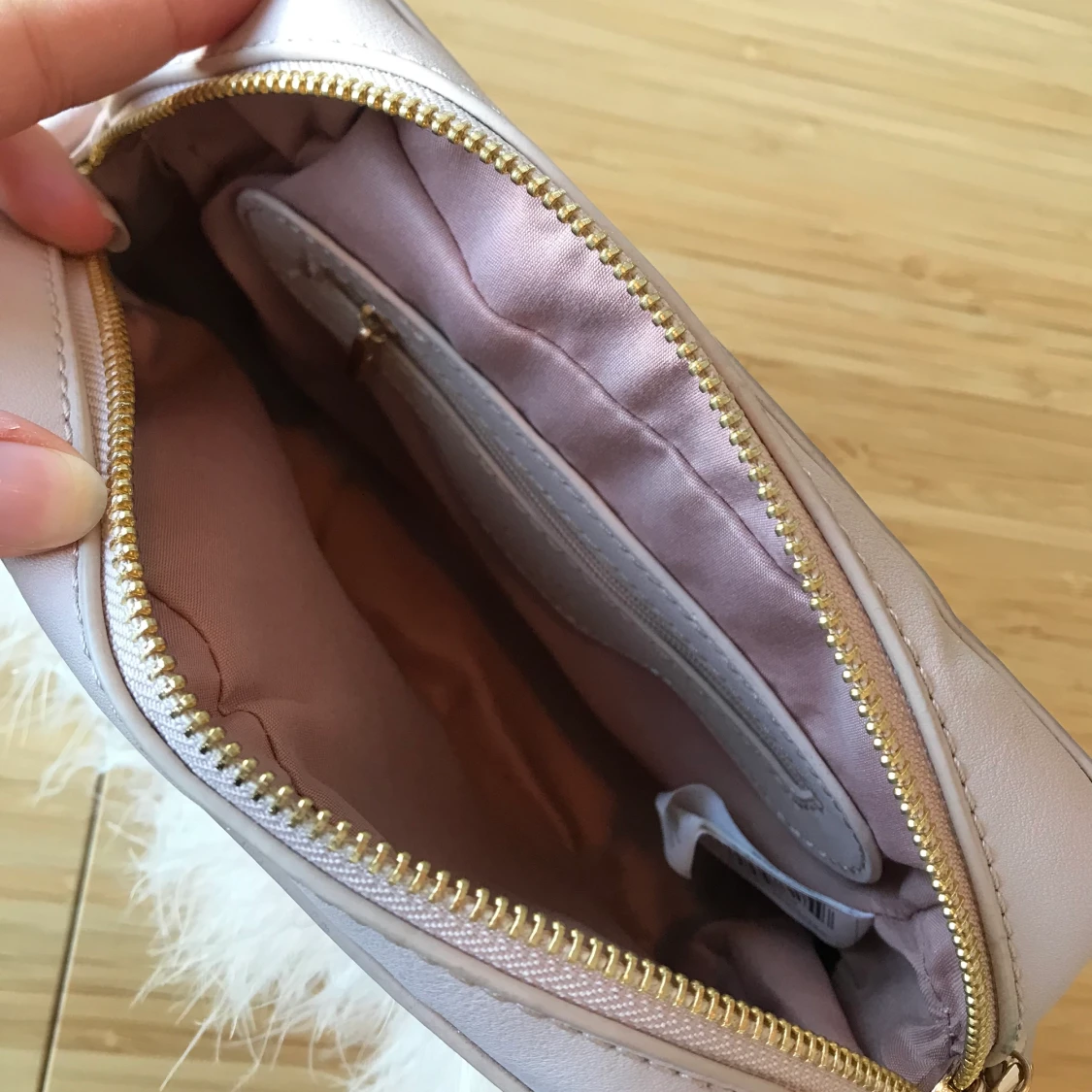 Ljusrosa axelväska med fjädrar - 91