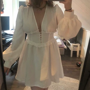 Studentklänning - Helt ny med lapp kvar! Superfin inför studenten eller bara ha som en sommarklänning. + Frakt eller mötas gratis i sthlm.