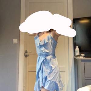 En jättefin ljusblå klänning med små vita blommor, klänningen är aldrig andvänd på grund av att jag själv ej använder klänningar särskilt ofta💗