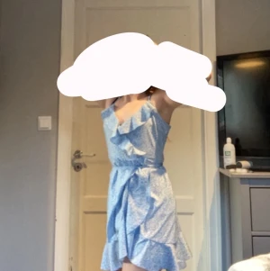 Ljusblå klänning - En jättefin ljusblå klänning med små vita blommor, klänningen är aldrig andvänd på grund av att jag själv ej använder klänningar särskilt ofta💗