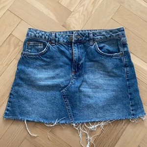 Lågmidjad kjol  - Säljer denna superfina och trendiga lågmidjade kjolen, storlek S