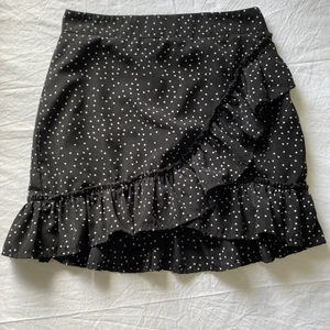 PRICKIG KJOL - Svart kjol med vita prickar! Jätte fin kjol, men tyvärr för liten för mig :(( skulle nog säga att den passar folk med strl Xxs-Xs💗💗 