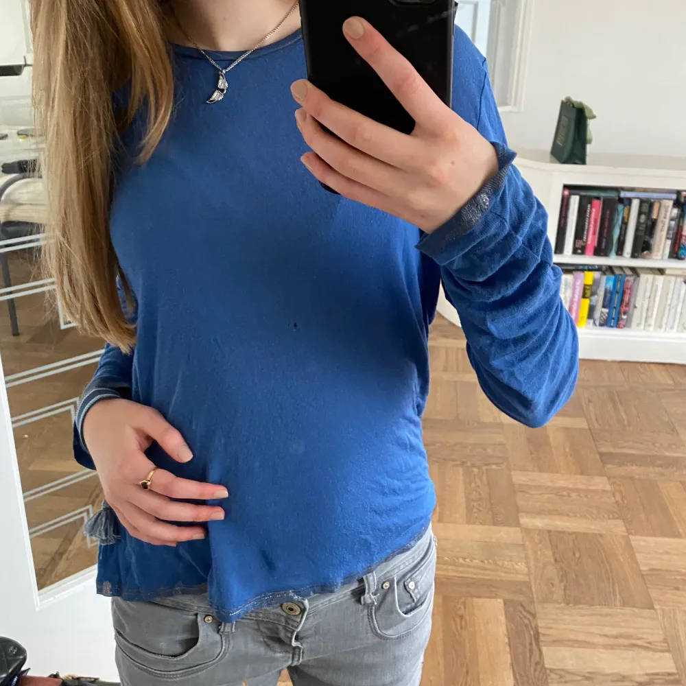 Intressekoll på en jättefin zadigtröja! Den är ganska tunn med silverdetaljer vid kragen och ärmarna❤️❤️❤️. Yläosat.