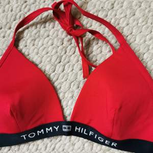 Helt ny Tommy Hilfiger bikinitop i strl. XS. Endast testad en gång. Säljer då den är lite för stor för mig.💕 #tommyhilfiger #bikini #top #bikinitop