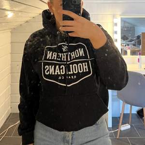 säljer min northern hooligans hoodie då den inte är till användning, bra skick, ordinarie pris 799kr, säljaren står för frakt😁 (endast spegeln som är skitig) 