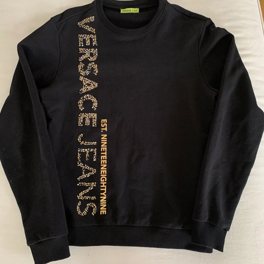 Säljer min Versace jeans sweatshirt, storlek M.  Endast använd ett fåtal gånger. Kan mötas upp vart som helst i Stockholm.. Tröjor & Koftor.