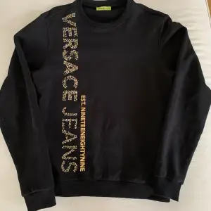 Säljer min Versace jeans sweatshirt, storlek M.  Endast använd ett fåtal gånger. Kan mötas upp vart som helst i Stockholm.