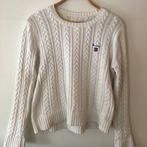 Vit kabelstickad tröja - Vit kabelstickad tröja från Bondelid. Storlek XL. Flitigt använd men i gott skick. Tveka inte att skicka privat vid någon fundering eller om du vill ha någon mer bild på plagget!!🤍