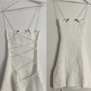 Klänning - Vit klänning strl S/M köpt på plick men var tyvärr för stor, en imitation av Engla Löfs studentklänning. Supersnygg, perfekt för student!