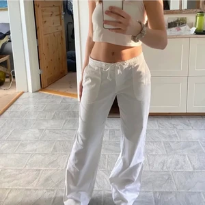 kolla mina andra annonser!!! - Första bilden lånad, de andra två är mina!! Jättesnygga och trendiga linnebyxor köpte från Plick förra sommaren. Dragkedjan fungerar dessvärre inte men syns inte då byxflarpen är ivägen. Skriv privat vid frågor☺️💞