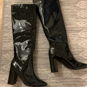 Lack klackar strlk 37 - Helt oanvända, säljer pga för små. Köparen står för frakt