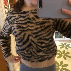 Tröja leopard  - Stickad tröja Divided, leopardmönstrad. Stl XS.