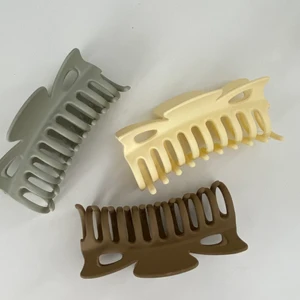 Hårklämmor  - Snygga hårklämmor som passar perfekt till vardagen eller till sommarn 🤎🤎  15kr~st eller alla tre för 35kr