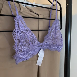 Bralette Samsoe Samsoe - Säljer den här lila bralette från Samsoe i storlek XS men den här stretch så passar S. 💜