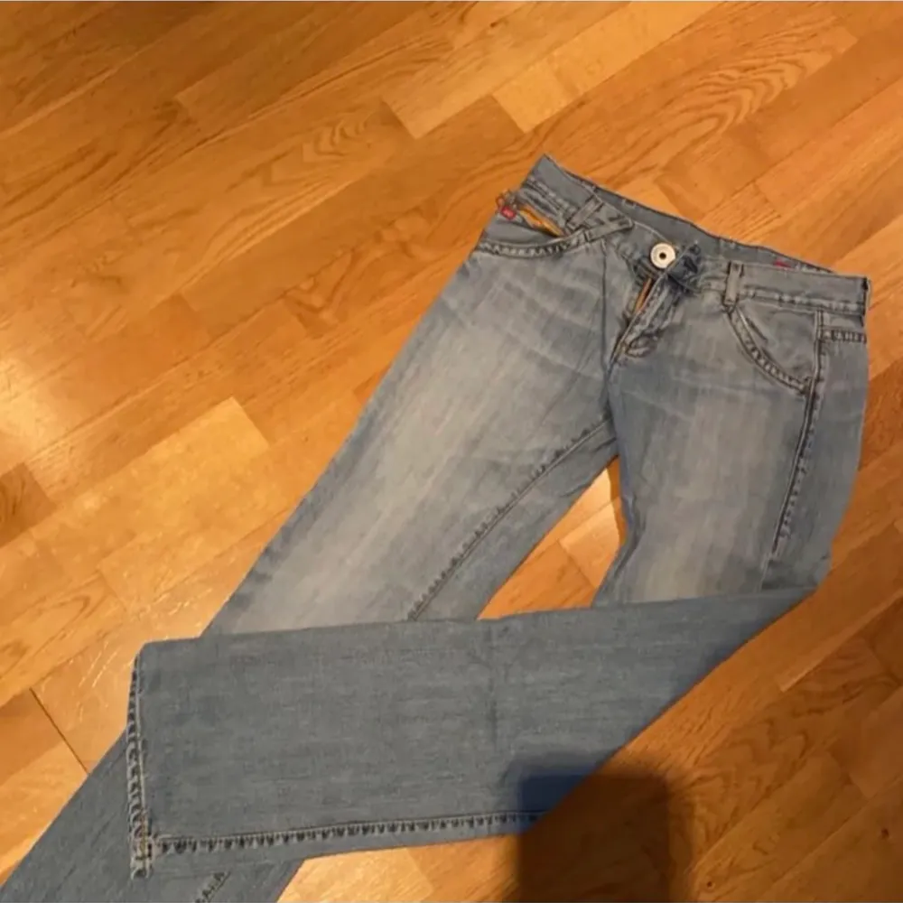 jättefina lågmidjade jeans, köpte dom här på plick men dom var för stora så därav säljer jag dom. (jag är ca 160, har 24 i lågmidjade jeans) 💗💗💗 innerbenslängd: 76cm, midjemått: 41 cm över och typ 80cm runt. ❤️. Jeans & Byxor.