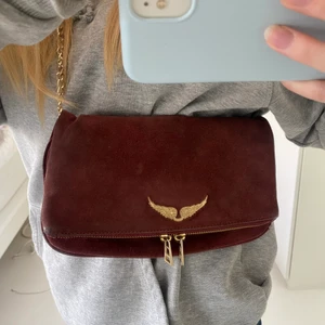 Zadig väska  - Från Zadig i färgen vinröd. Väl använd, men i fint skick. Nypris 3000 kronor. Köparen står för frakten. 