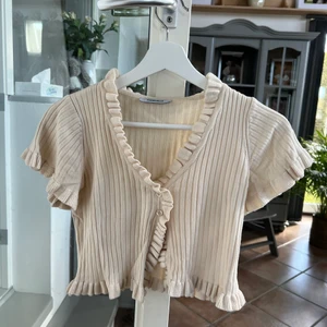 Onesize topp från chiquelle - Onesize topp från chiquelle med volanger, superfin på och är i jättefint skick! Passar mellan Xxs-M, priset kan alltid diskuteras, kom privat vid frågor och funderingar 