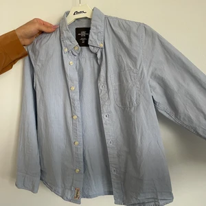 Skjorta  - En fin skjorta från H&M i storlek 152 (12-13 år)