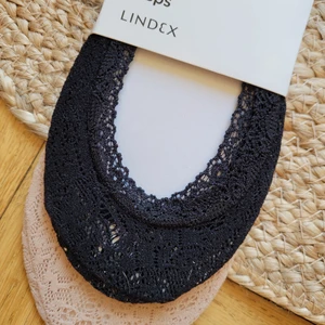 Steps 2st spets Stl 36-38  - Steps/strumpor 2 st svart + beige i elastisk spets. Lindex  Stl 36-38. Nya  aldrig använda