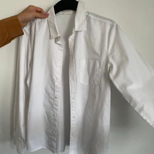 Vit skjorta  - En fin och stilren vit skjorta från H&M i storlek 164 (13-14 år)
