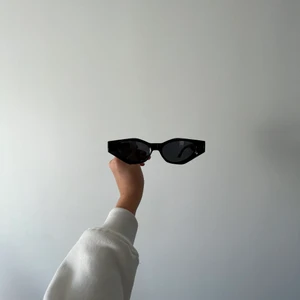 Nelly solglasögon  - Säljer dessa super coola Nelly solglasögonen🖤💥