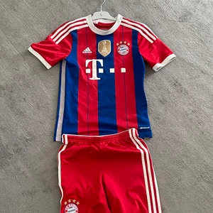 Bayern München set - Ett set i Bayern München i stolek M 11-12 år