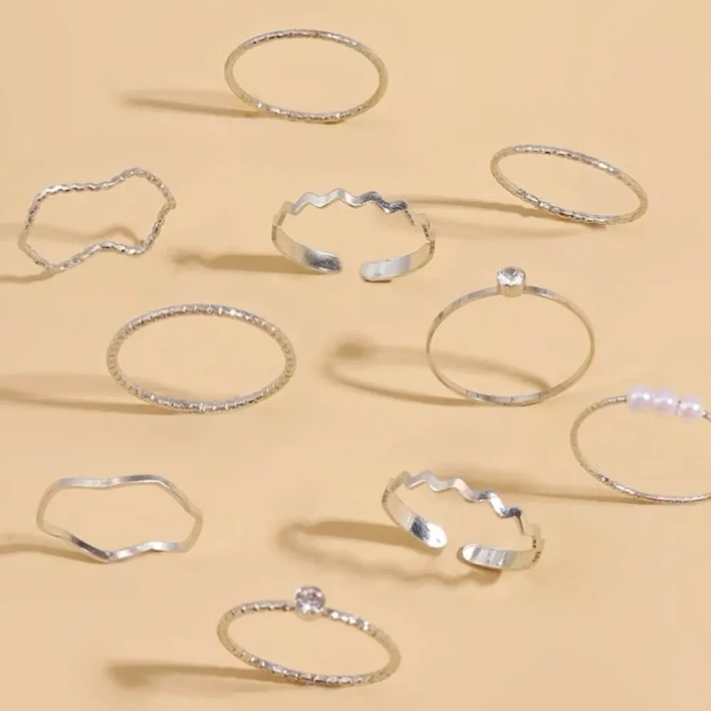 10 st silver ringar som nästan aldrig har använts och är väldigt nya . Accessoarer.