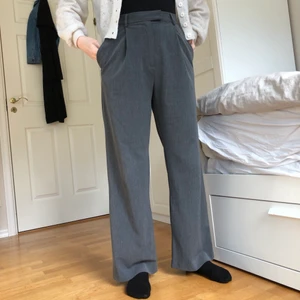 Matilda Djerf gråa kostymbyxor S - Super snygga kostymbyxor från Djerf Avenue (”favorite pants grey”). Nyskick i storlek S men uppsakattar passa S/M. Pris kan diskuteras.💫💞