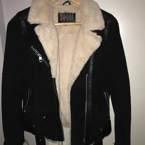 Vår/höst jacka JOFAMA  - Snygg Mysig vår/höst jacka i storlek 34 . Köpte några år sen kommer inte till användning längre då den blivit för liten. 