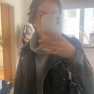 Stickad tröja  - Säljer denna stickade tröjan från ginatricot då den aldrig kommer till andvändning. Jätte bra skick och säljs för 100kr+frakt 