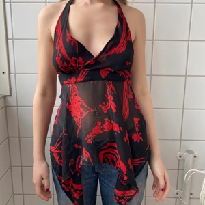 halterneck linne  - suuuperfint linne med knytning i nacken och ryggen. kan passa allt mellan S-L eftersom den är anpassningsbar, står ingen storlek 