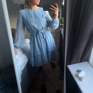 Blå sommarklänning  - Säljer en superfin blå klänning som är perfekt till sommaren. Den är i storlek M och säljs för 150kr+frakt