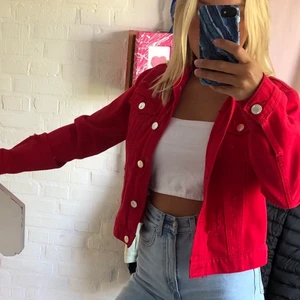 Röd jeansjacka - Säljer min röda jeansjacka då den blivit för liten. Jättefin färg och modell, perfekt nu till sommaren. Skriv i dm vid frågor eller intresse där jag även kan skicka fler bilder. ✨Säljer för 80kr + frakt✨