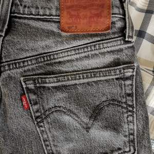 Gråa Levi's ankle jeans med knappar istället för dragkedja och utan stretch. Väldigt bra skick! Jag är inte säker på storleken men passar om man har xs. 💕Säljer eftersom dom tyvärr inte kommer till användning. Köparen står för frakt. Dm om fler bilder önskas! 💕